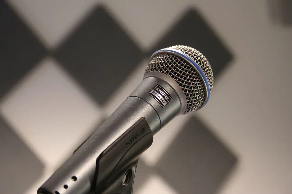 Динамический микрофон Shure, установленный для записи вокала